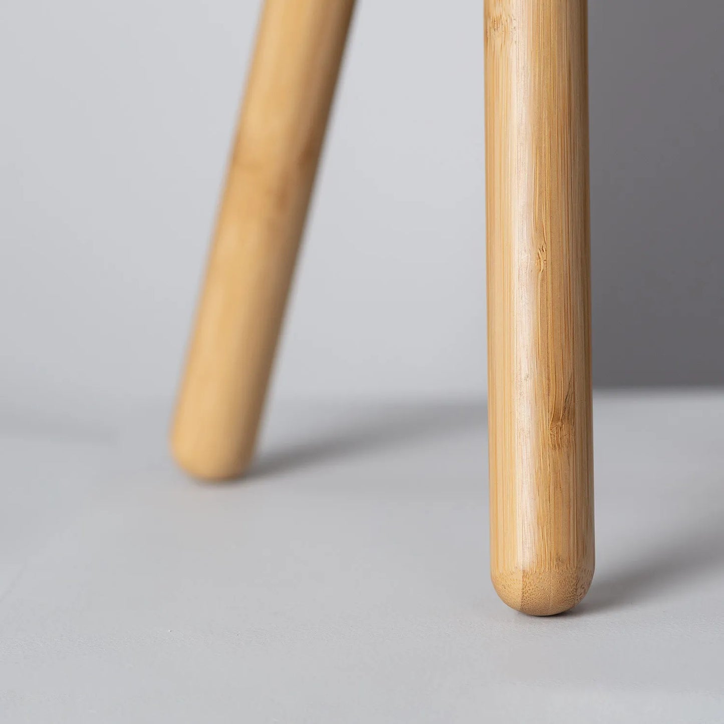 Lámpara de mesa Wolby de madera y tela 